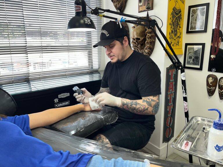 Tatuador gaúcho abre inscrições para projeto que ressignifica cicatrizes