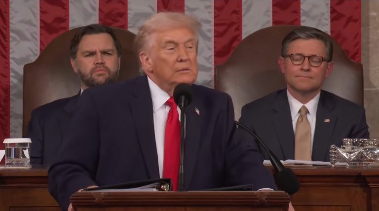 Trump declara início da “era dourada” dos EUA em discurso para o Congresso