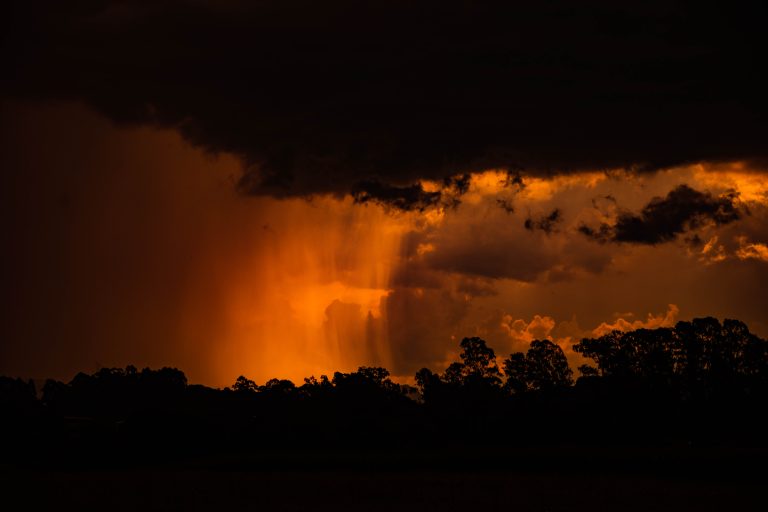 Precipitação atinge regiões do Rio Grande do Sul nesta segunda-feira, com possibilidade de tempestades localizadas.