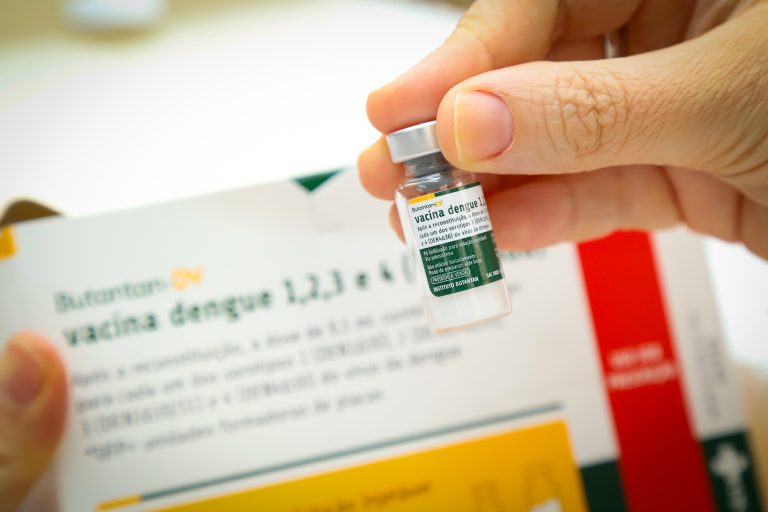 Início da vacinação contra a dengue para profissionais da saúde em Porto Alegre