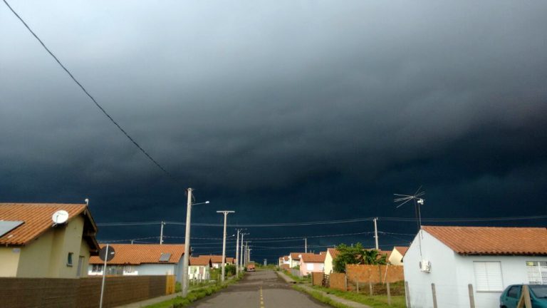INMET amplia áreas de risco de tempestades no Rio Grande do Sul hoje