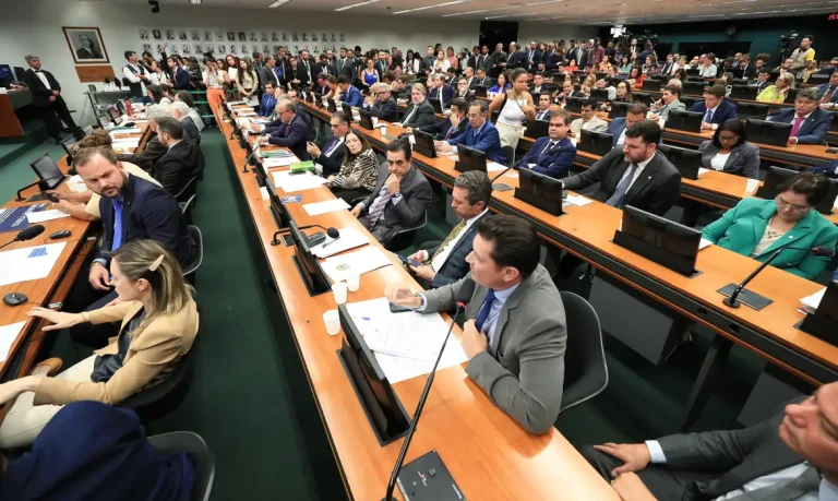 Câmara dos Deputados reavalia proposta para abolir a escala 6×1 nesta quarta-feira