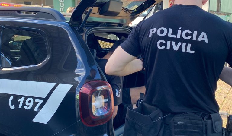 Justiça determina que RS não pode manter detentos em delegacias e veículos policiais