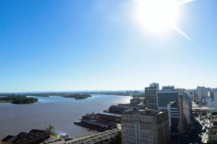 Frente fria chega a Porto Alegre no início da semana, trazendo chuvas para o feriado