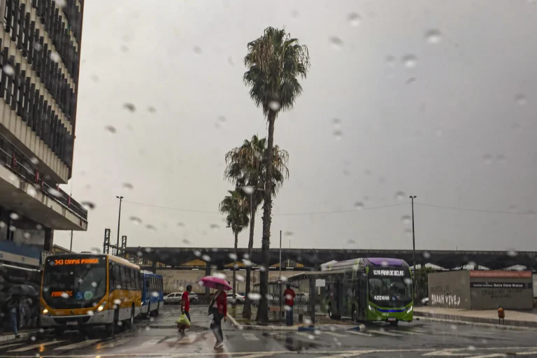 Inmet emite alerta amarelo para chuvas fortes no Rio Grande do Sul neste domingo (28)
