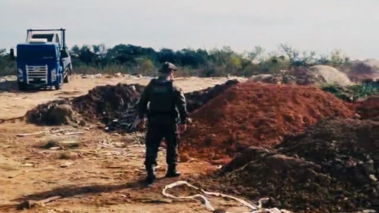 Quatro detidos pela BM por despejo irregular de entulho no Delta do Jacuí