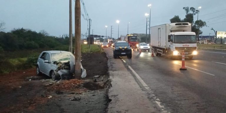 Colisão em poste na BR-290 resulta na morte de motorista
