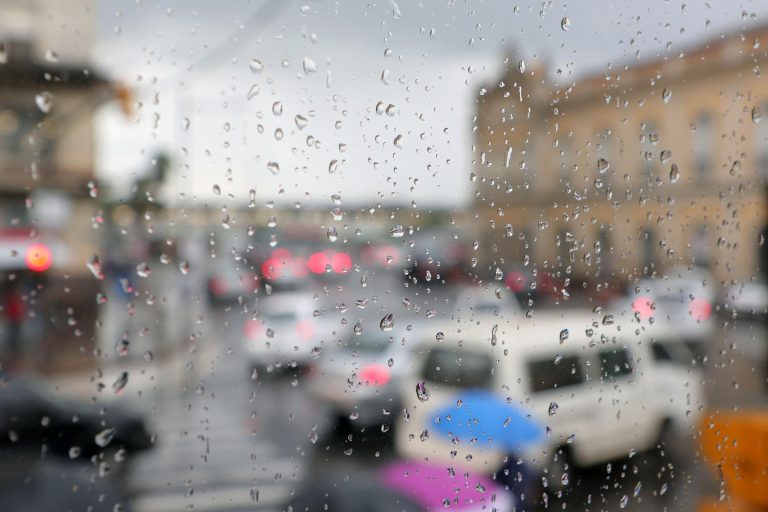 Tempestade provoca 146,5 mm de chuva e Defesa Civil registra 71 atendimentos em Porto Alegre