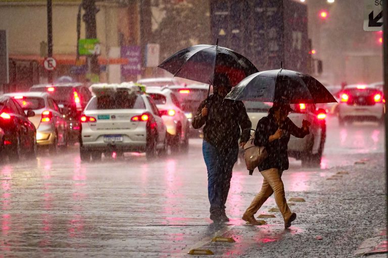 Julho inicia com aviso de chuvas fortes e tempestades no Rio Grande do Sul