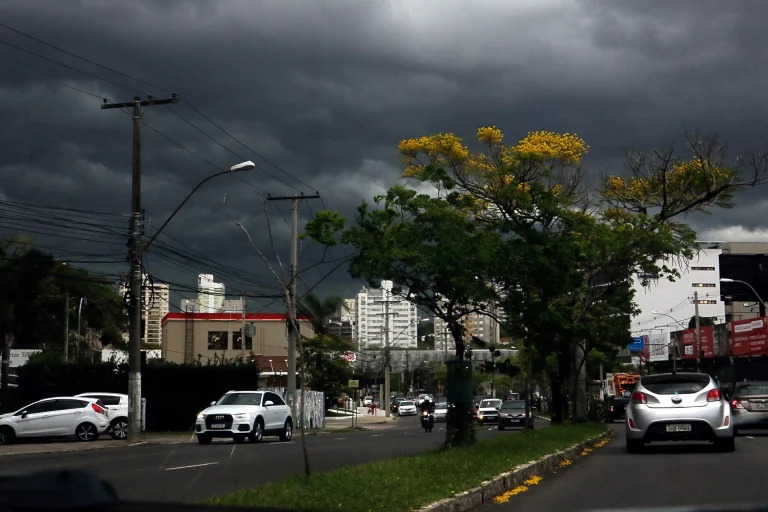 Rio Grande do Sul enfrenta previsão de tempestades com chuvas fortes, granizo e rajadas de vento superiores a 90 km/h