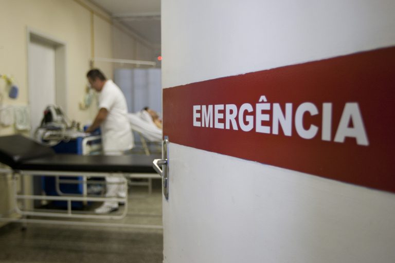 Hospitais de Porto Alegre lidam com lotação excessiva em suas emergências