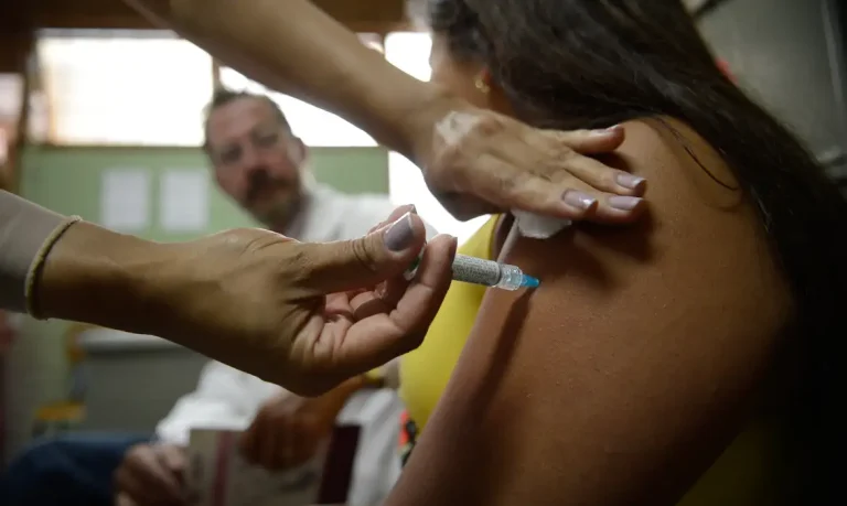 Prorrogação da vacinação contra HPV para jovens de 15 a 19 anos é anunciada