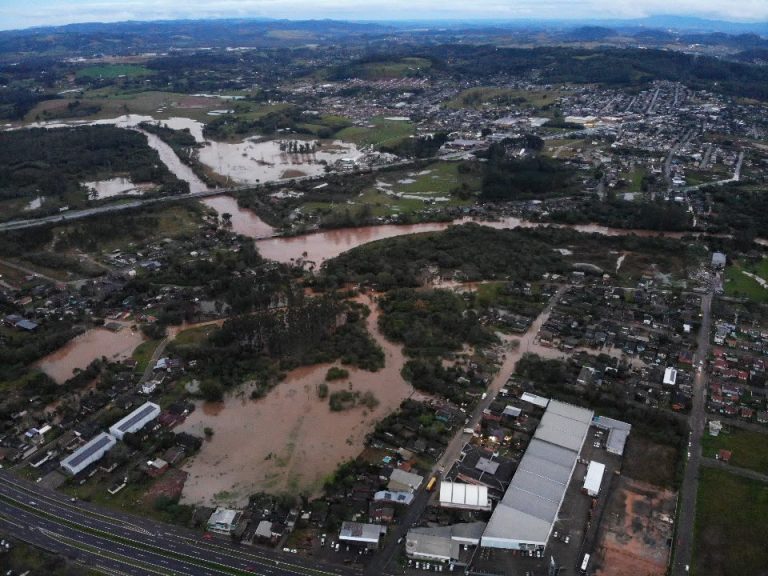 Inundação do rio Paranhana força evacuação de 50 moradores em Taquara