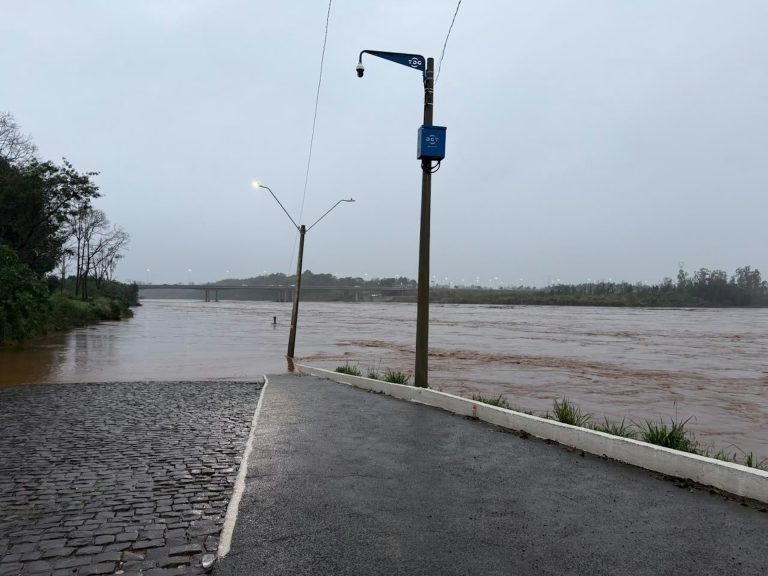 Alerta em sete municípios com o rio Taquari alcançando níveis críticos de inundação